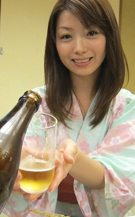 HIGH-031 I Brought An Employee Who Got Mud On A Company Trip To My Room And Fucked Her! Kato Tsubaki